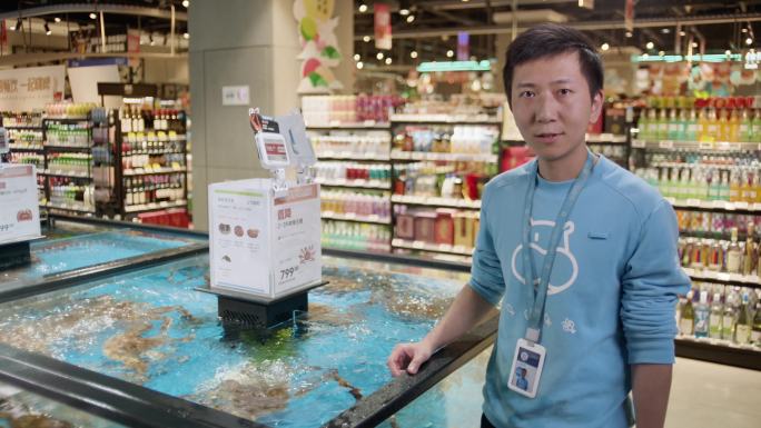 水产销售人员展示海鲜