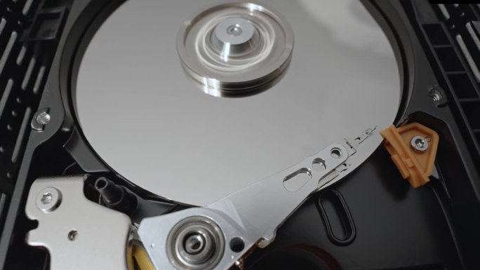 计算机内部的硬盘驱动器(HDD)。机械部分的硬件内部移动。