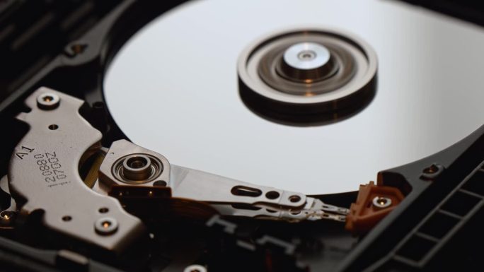 计算机内部的硬盘驱动器(HDD)。机械部分的硬件内部移动。