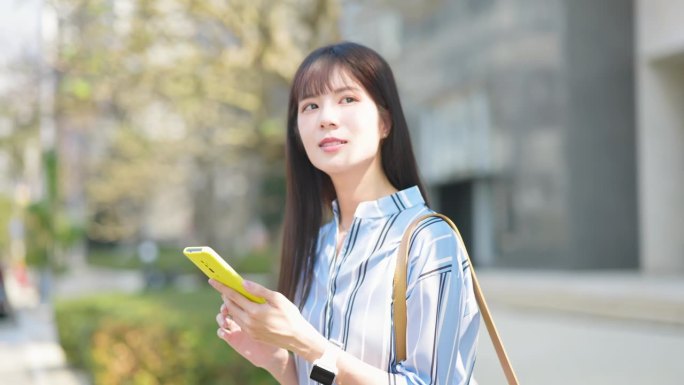 女商人查看手机信息