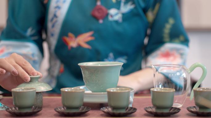 茶艺师焚香煮茶