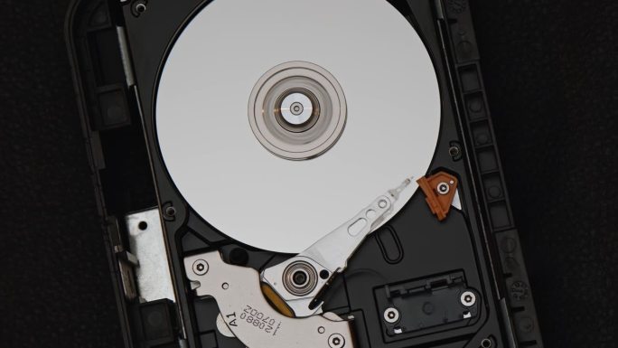 计算机内部的硬盘驱动器(HDD)。机械部分的硬件内部移动。