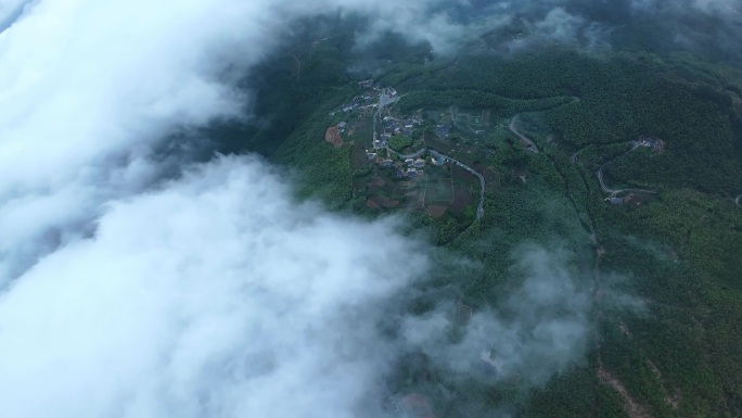 穿越机穿越云海山景