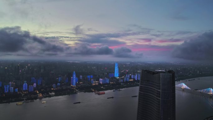 武汉江畔都市天际线灯光秀