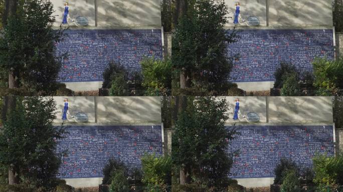 爱之墙是一道40平方米(430平方英尺)的爱情主题墙，位于法国巴黎蒙马特的Jehan Rictus花