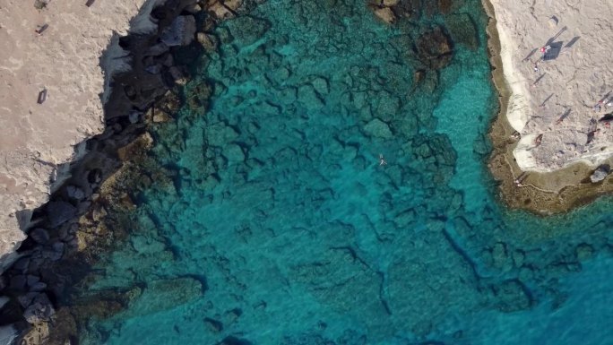 揭示地中海塞浦路斯海洞湾的俯视图