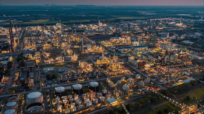 在黄昏照亮炼油厂，能源和天然气工业