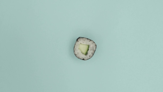 寿司卷在蓝色背景上旋转