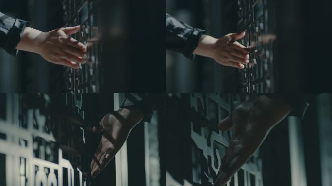 手触碰光影木窗