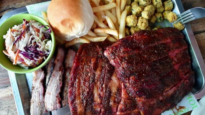 烟熏德州烧烤排骨和肚子与凉拌卷心菜和薯条俯视图