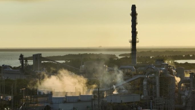 工厂处理和处理的磷酸盐排放有毒蒸汽污染空气。佛罗里达州坦帕市的马赛克河景工厂。化工生产磷酸的工业设施