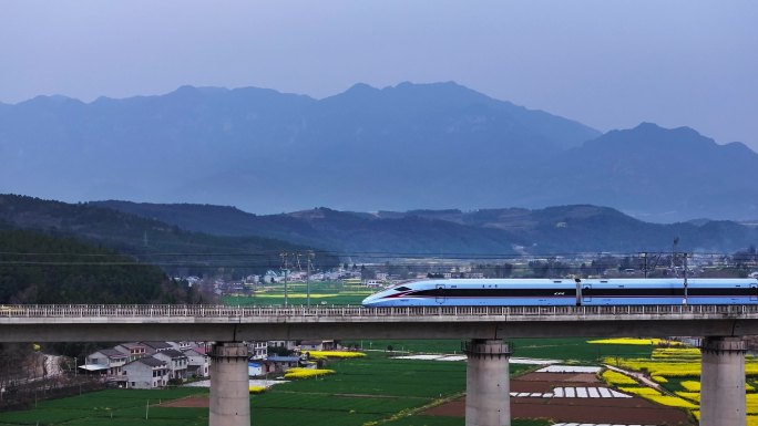 中国高铁飞驰乡村