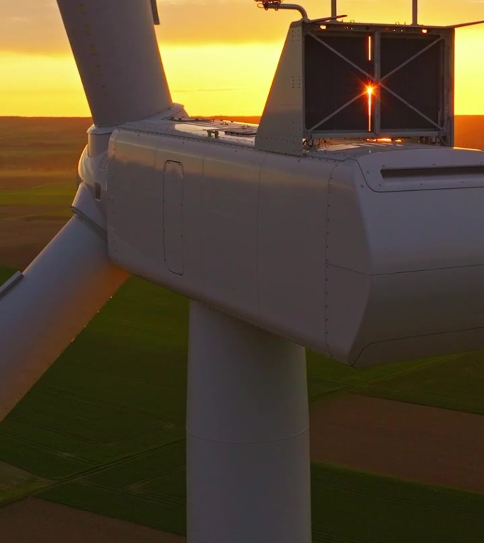 工作中的风电场，日落美景。鸟瞰图Windpark与风力涡轮机，风车。理念:电厂、气候变化、可持续资源