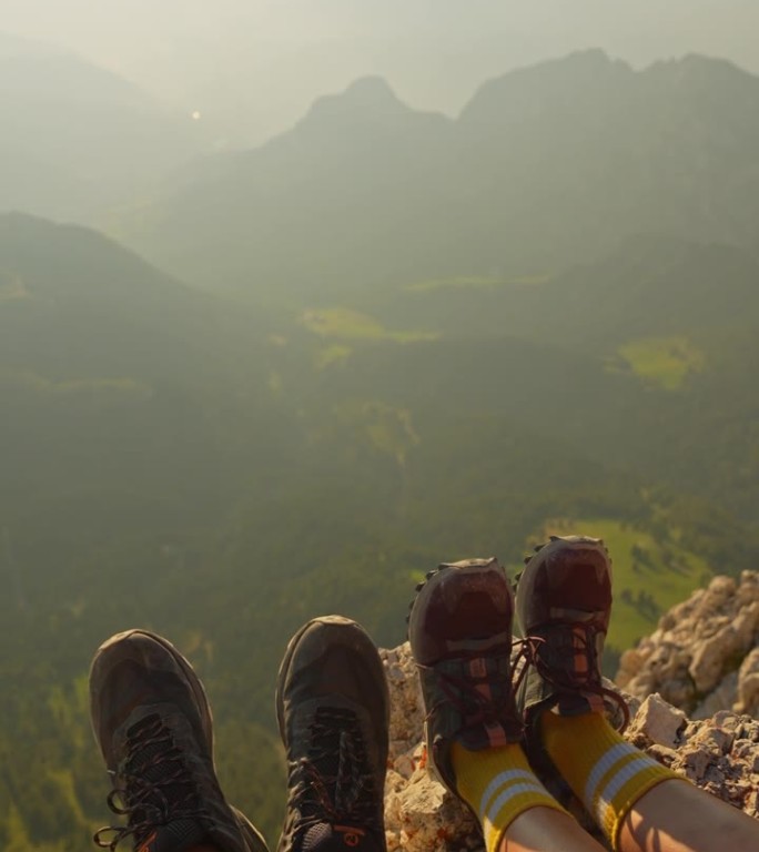 女人的土地的特写，男人的腿在阿尔卑斯山的登山鞋