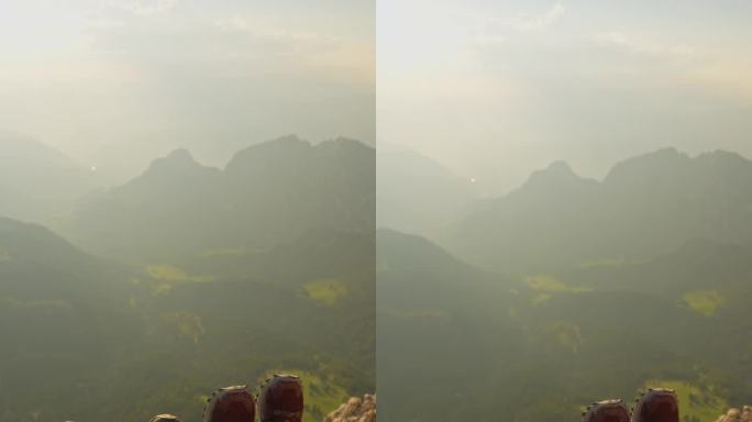 女人的土地的特写，男人的腿在阿尔卑斯山的登山鞋