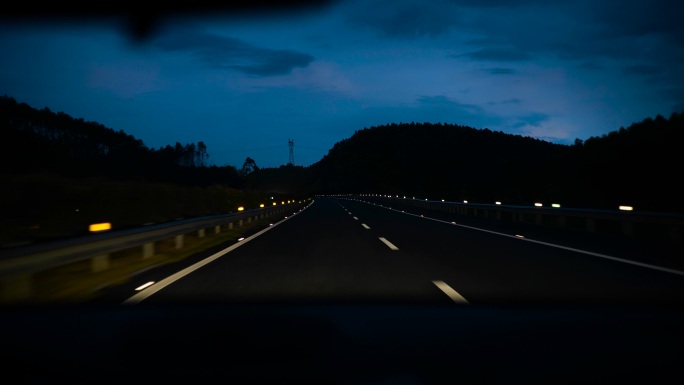 雨夜高速公路驾驶