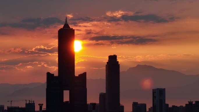 台湾高雄市海港日出鸟瞰图。