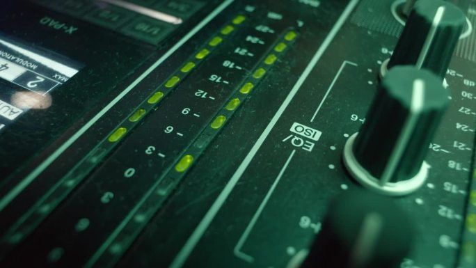 专业DJ拧旋钮，以增加音量水平