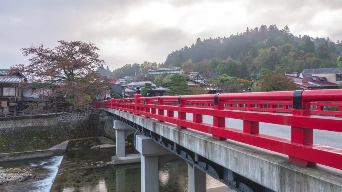 日本高山岐阜秋日中桥红桥和宫川河的时光流逝