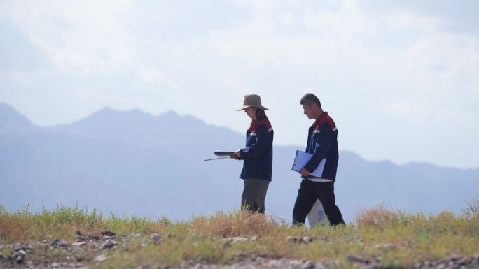 科研人员野外植物科考