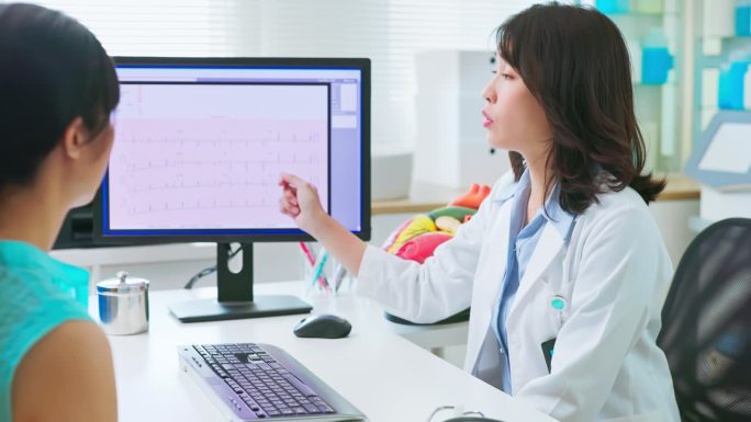 医生向病人解释心电图