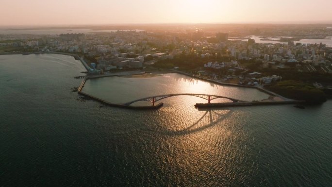 航拍台湾澎湖湾日出。前面是澎湖马公西海彩虹桥