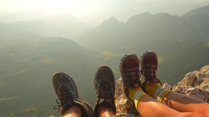 女人的土地的特写，男人的腿在阿尔卑斯山的登山鞋
