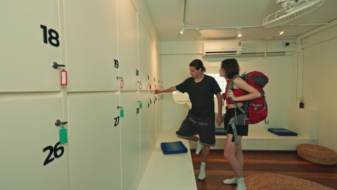 旅游背包客把背包放在旅馆的储物柜里。旅游酒店经营理念。