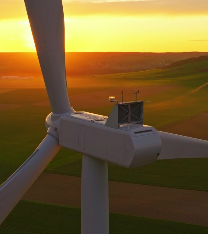 工作中的风电场，日落美景。鸟瞰图Windpark与风力涡轮机，风车。理念:电厂、气候变化、可持续资源