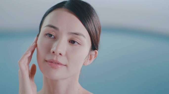 模特护肤擦脸轻拍上脸使用美妆女模