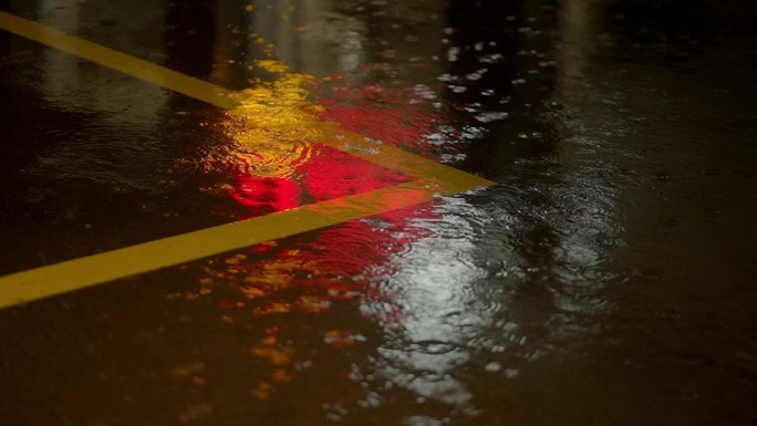 雨夜中的雨滴落在慢动作降雨中