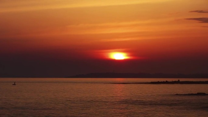 夕阳和海上的云彩