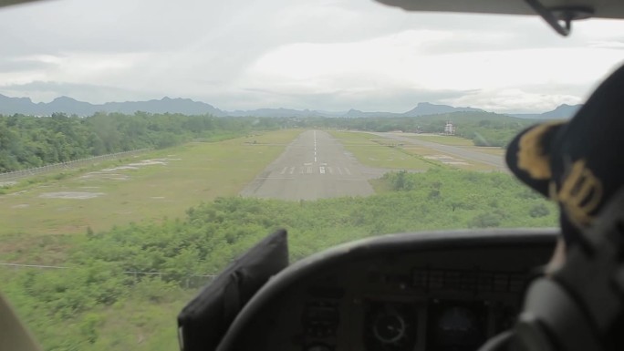 小型飞机降落在乡村跑道上