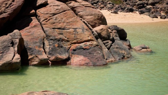 沿着澳大利亚西南海岸线的天然高矿泉泻湖