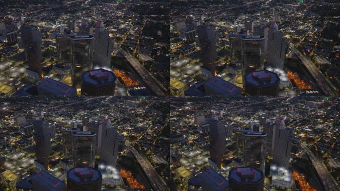 从空中俯瞰休斯顿耀眼的夜景。在史密斯街1400号和路易斯安那街1500号的灯火通明的摩天大楼和繁忙的