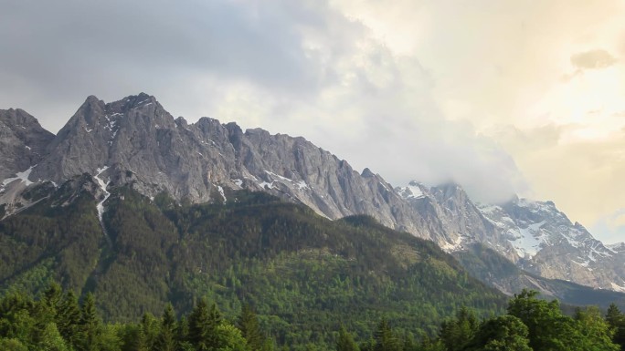 楚格峰的顶峰是德国阿尔卑斯山脉和加米施帕滕基兴山脉的时间流逝