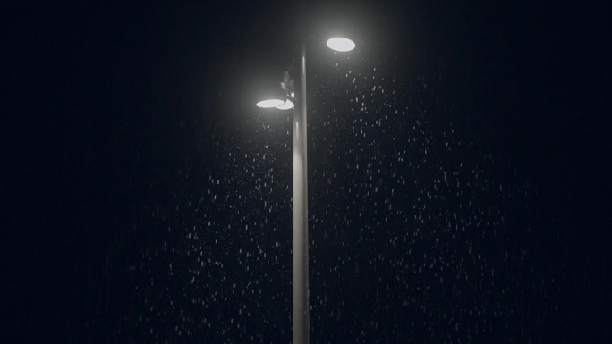 雨夜中的雨滴落在慢动作降雨中