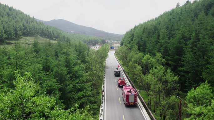 航拍森林消防车出警