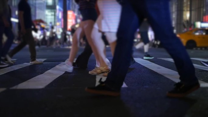 大都会城市街道上的交通状况。在大城市十字路口的汽车和其他车辆。