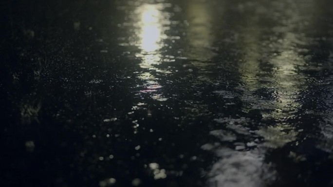 雨夜中的雨滴落在慢动作降雨中