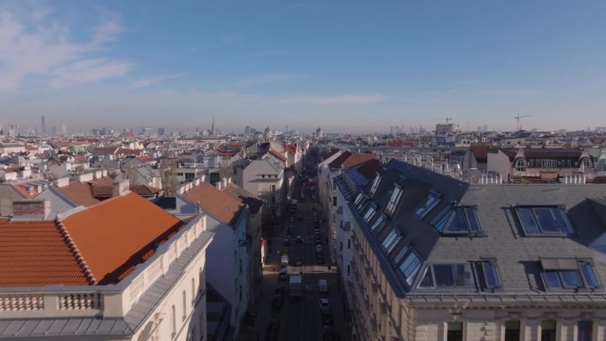 在市区的街道上空飞行。都市全景的升起展现。奥地利的维也纳