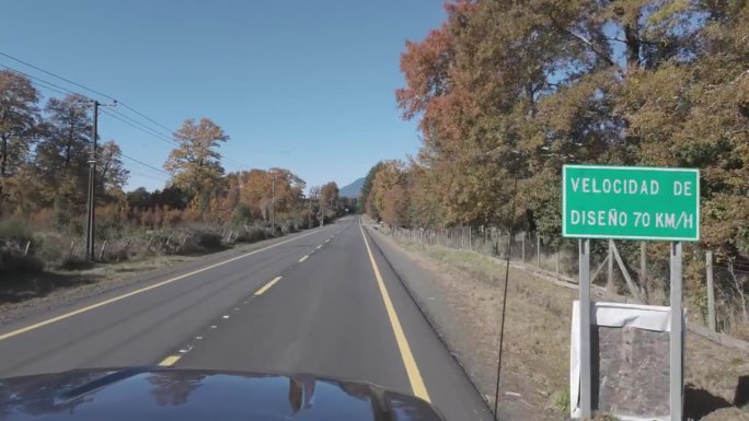 秋季拉阿劳卡尼亚地区的道路