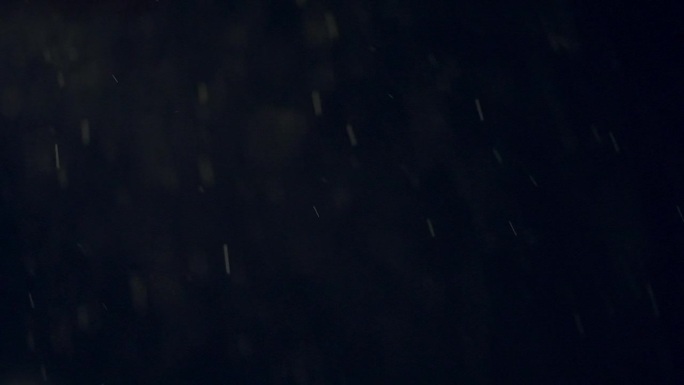 雨夜中的雨滴落在慢动作降雨中