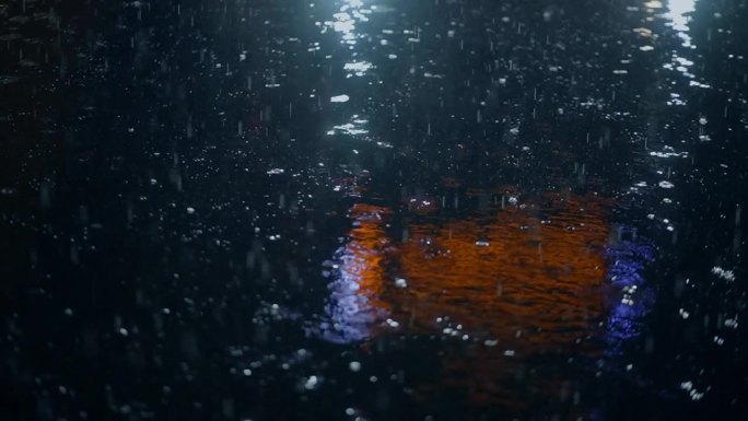 雨夜中的雨滴落在慢动作降雨中