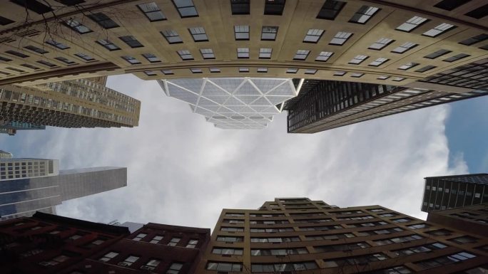 都市摩天大楼的虫眼观。现代城市环境。