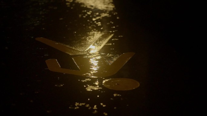 雨夜中的雨滴落在慢动作降雨中
