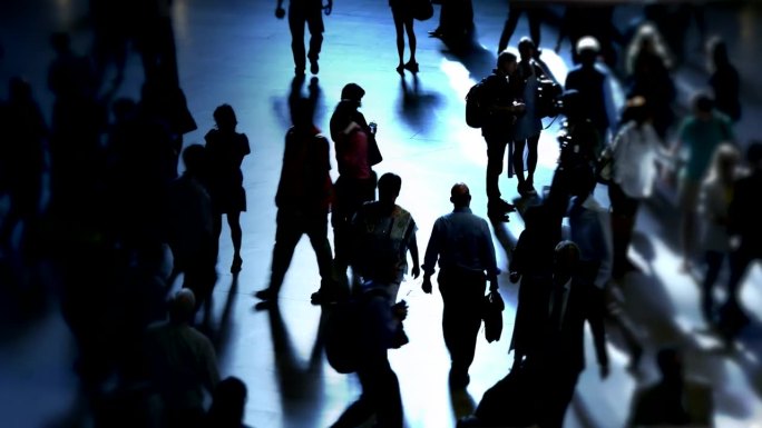 公共空间行人的剪影和阴影。现代都市繁忙的都市生活。