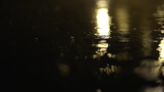 雨夜中的雨滴落在慢动作降雨中