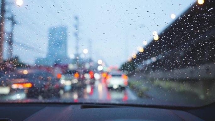 夜间开车时下雨
