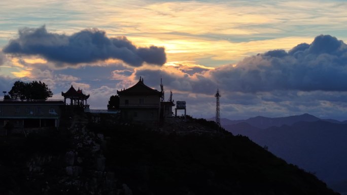 山顶日落景观